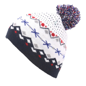 Gem&uuml;tliche Winterm&uuml;tze mit geometrischem Muster, Fleecefutter und Bommel